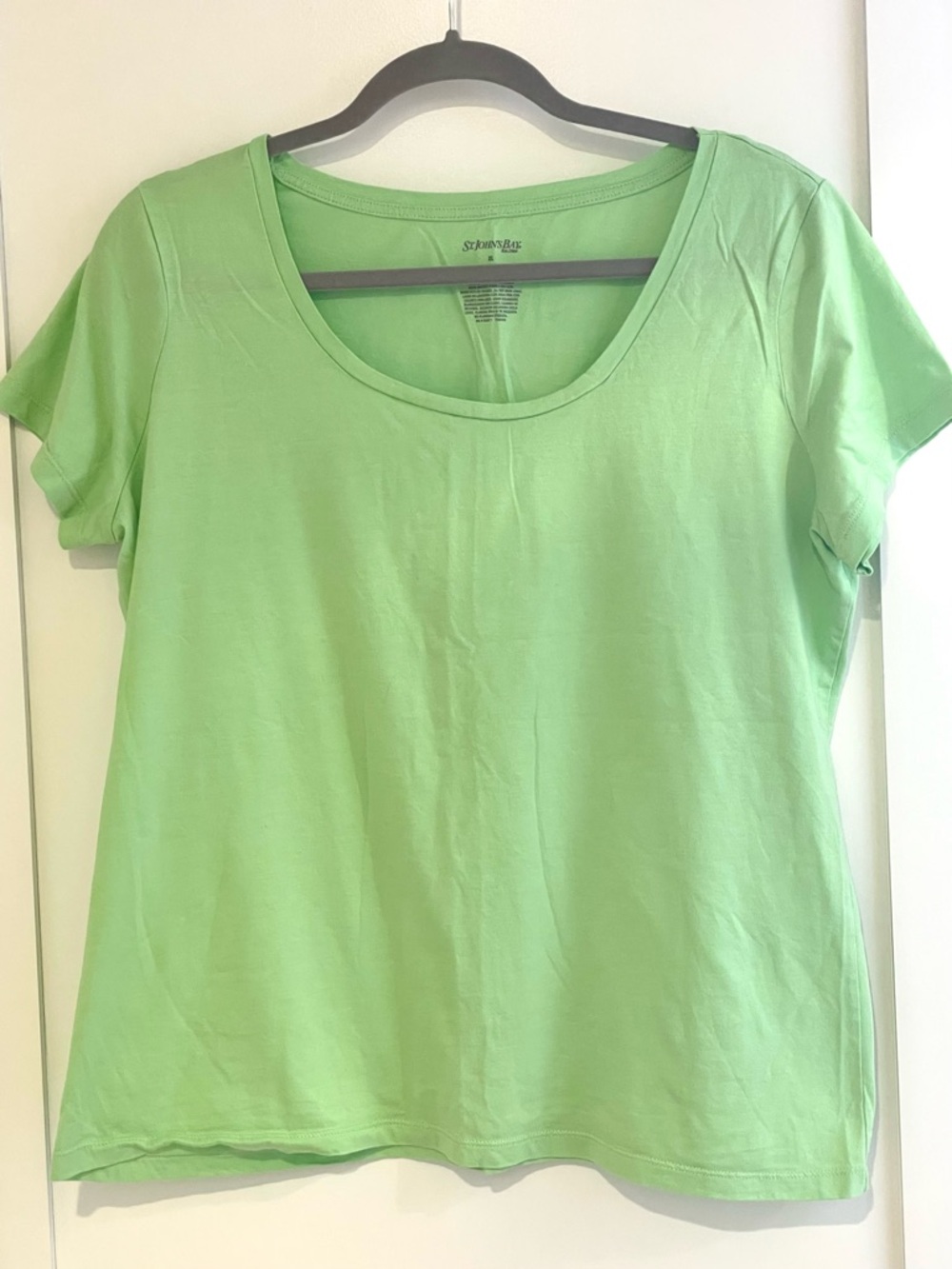 ☀️2/$20 St. John's Bay Spring (Hot) Green Relaxed Short Sleeve T-Shirt | EUC
